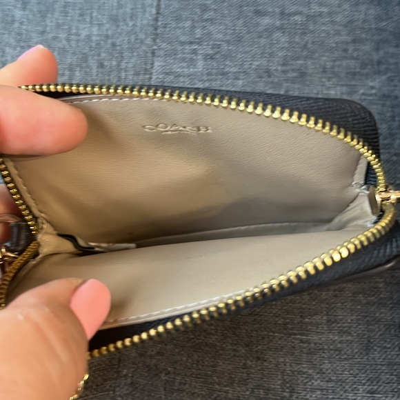 Ivory pebbled leather Coach bag with matching wristlet and ID/card holder. - Picture 9 of 9